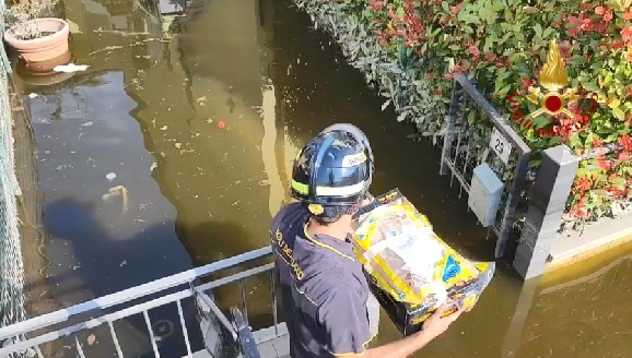 İtalya'da sel felaketiyle boğuşuyor | Bakın hastalara nasıl ilaç dağıtılıyor!