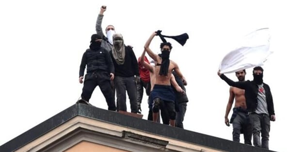 İtalya'da yağma ve isyan başladı!