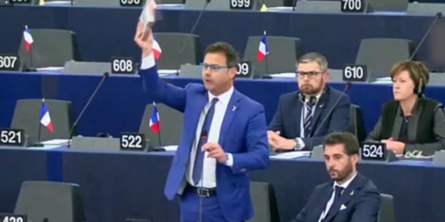 İtalyan vekilden komik protesto! Türk malı deyip fırlattı