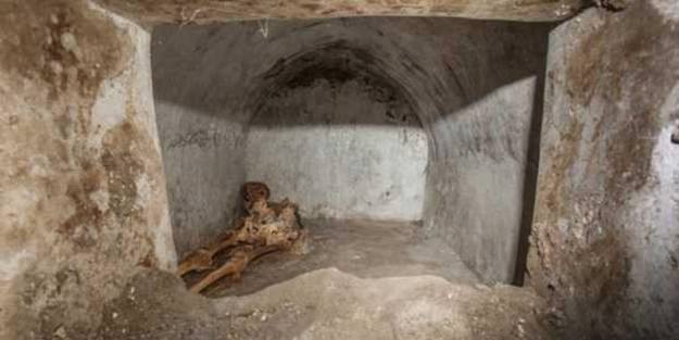 İtalya'nın Antik Pompeii kentinde çok iyi korunmuş insan iskeleti bulundu