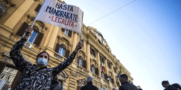 İtalya'nın başkenti Roma'da taksiciler greve gitti