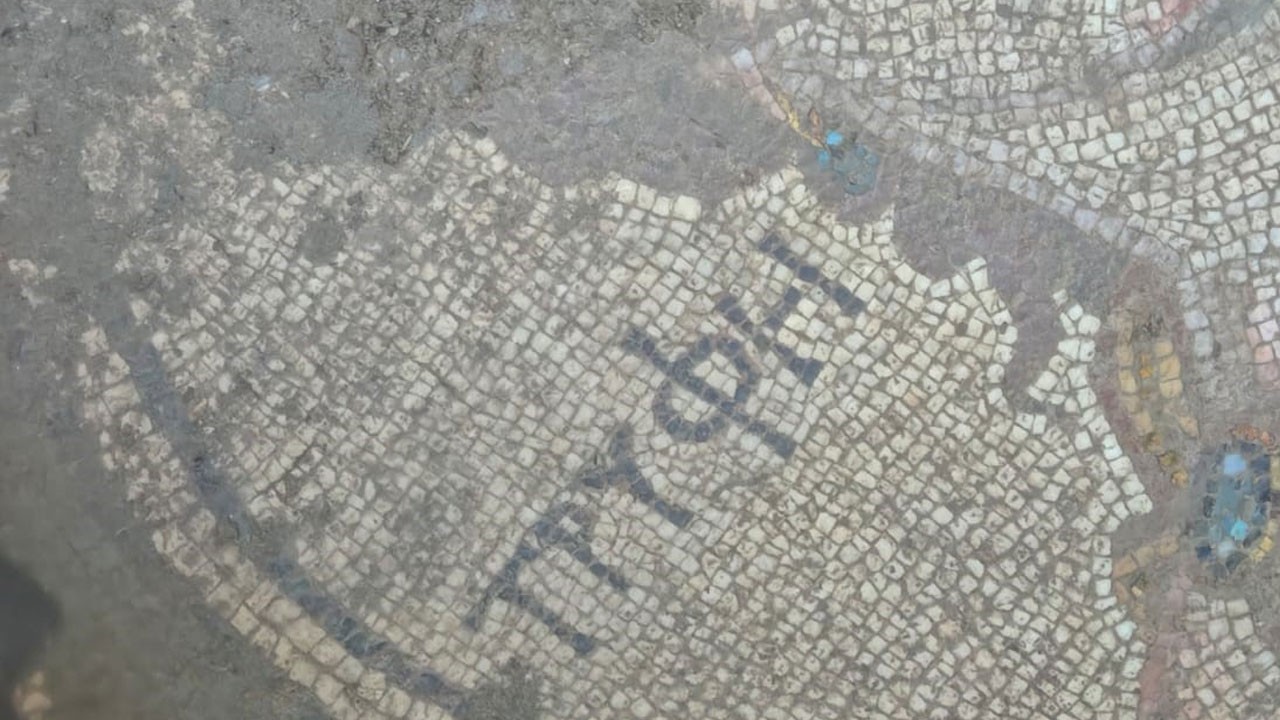 İtalyanlara satacaklardı! Kaçak kazıda 2 bin yıllık Roma mozaiği bulundu