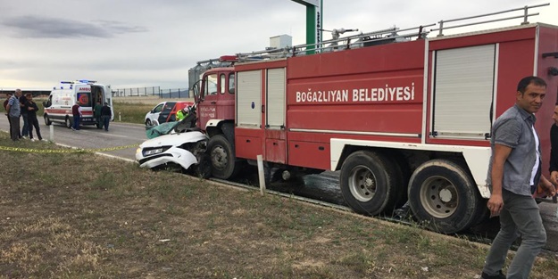 İtfaiye aracı ile otomobil birbirine girdi: Ölüler var