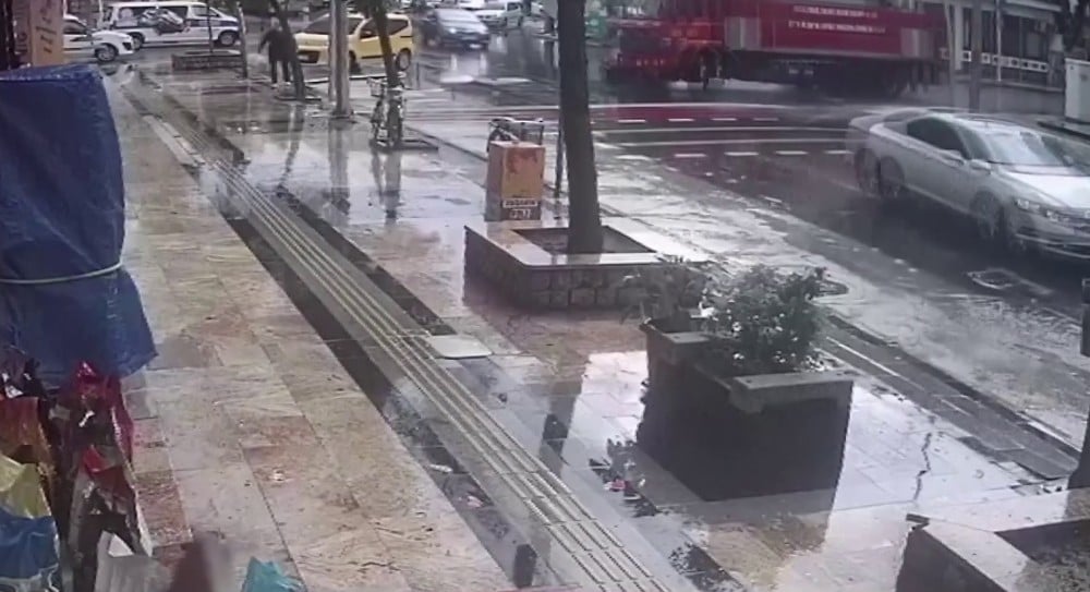 İtfaiye aracının kaza anı saniye saniye görüntülendi 