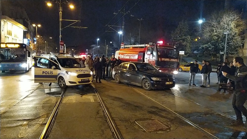 İtfaiye aracıyla otomobil tramvay yolunda çarpıştı: 1 yaralı 