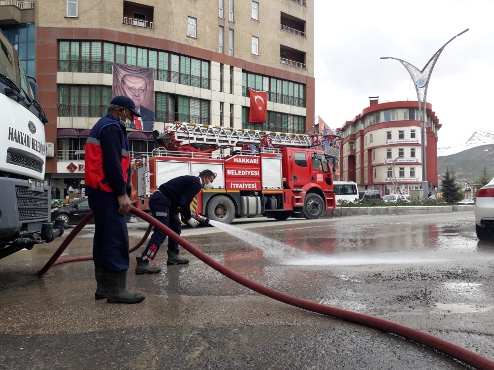 İtfaiye ekibi caddeleri dezenfekte etti 