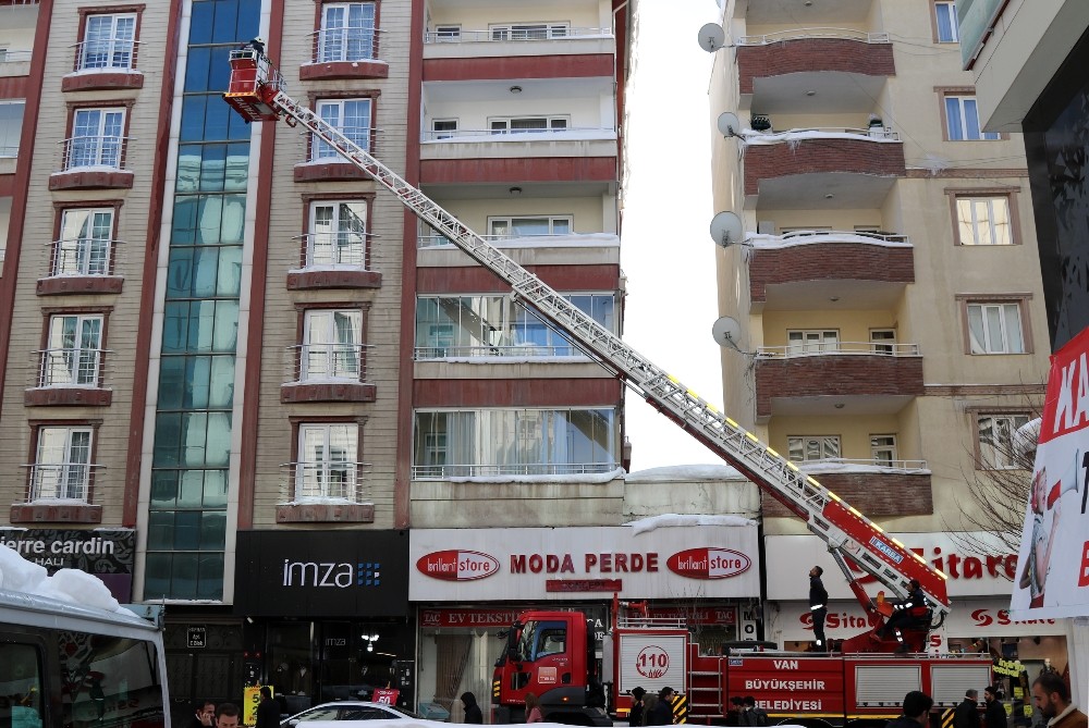 İtfaiye ekibinden ‘buz’ mesaisi 