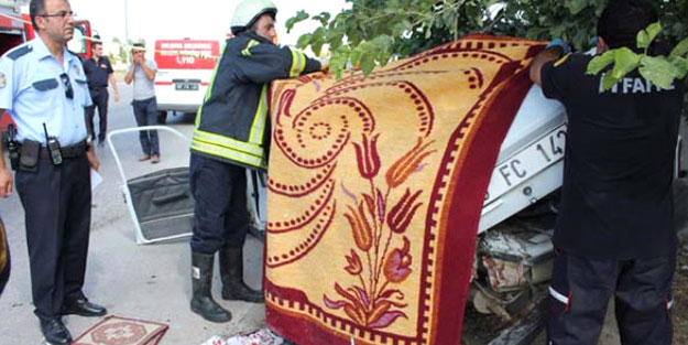İtfaiye ekipleri dayanamadı, aracın üstüne battaniye ile örttü