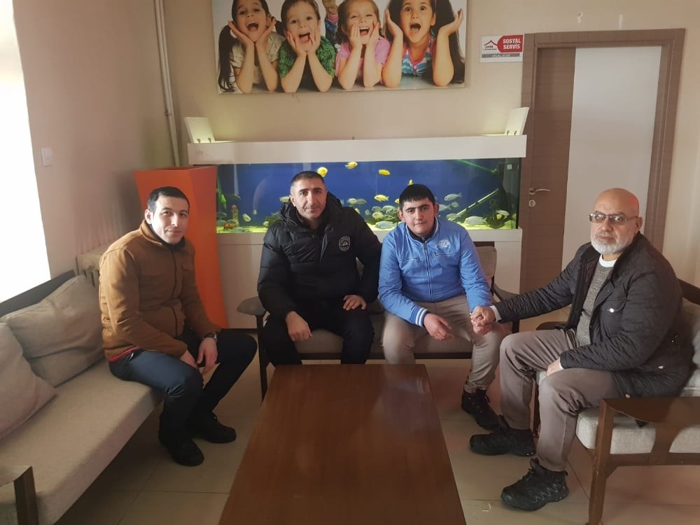 İtfaiye ekipleri sokakta kalan çocuğa sahip çıktı 