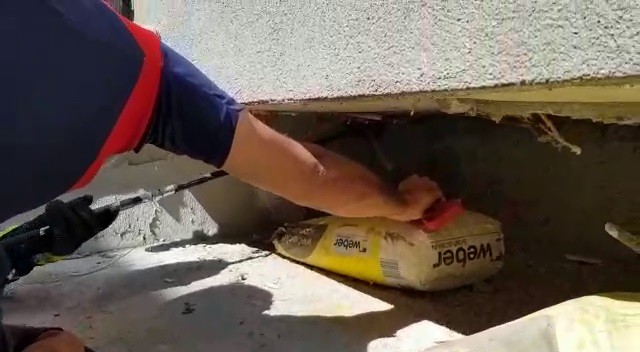 İtfaiye ekipleri yılanı sıkıştığı yerden çıkarttı 