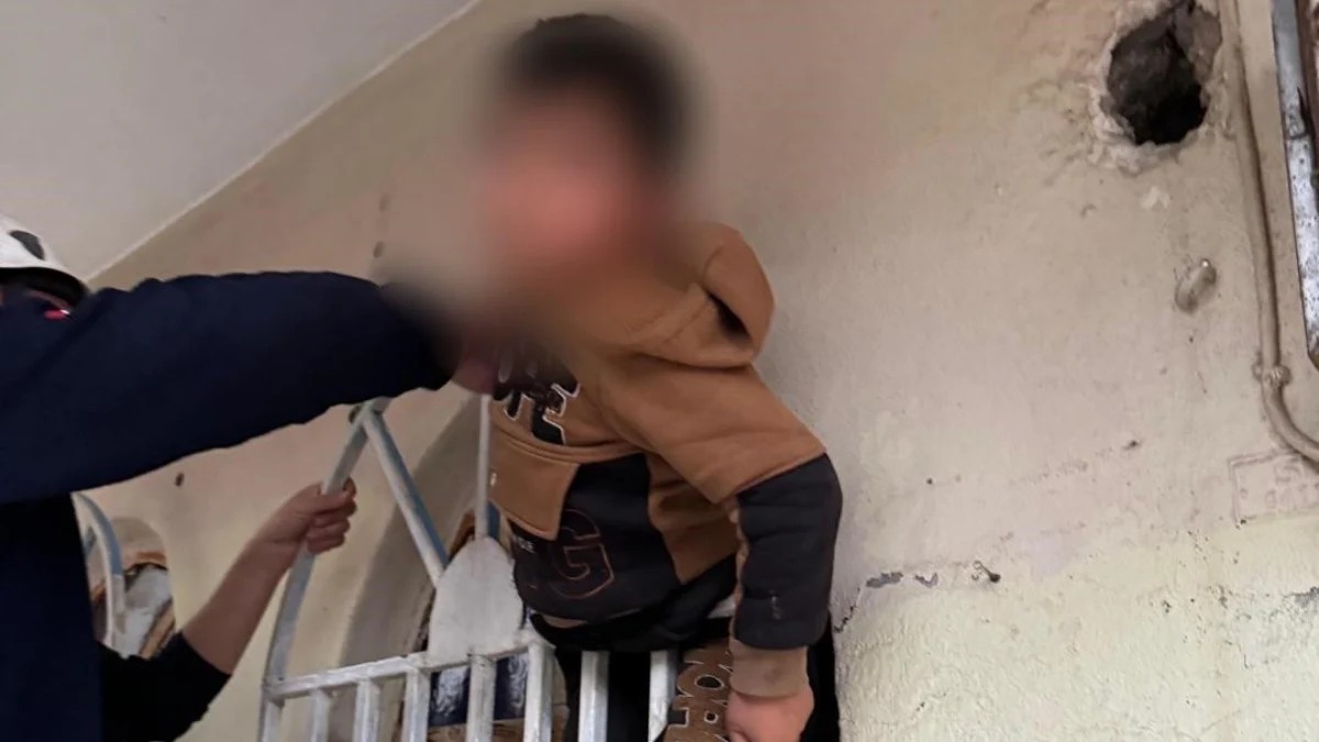 İtfaiye ekiplerinden demir korkuluklardan çocuk kurtarma operasyonu