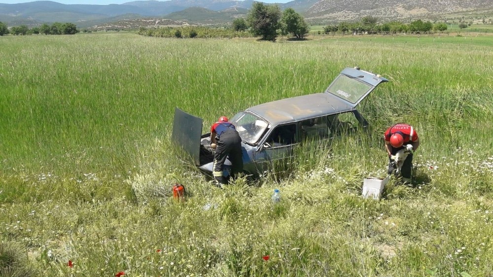 İtfaiye eri kaza yapan otomobildeki kuzuya eliyle su içirdi 