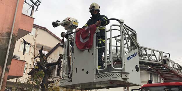 İtfaiye eri yanan evde Türk bayrağını son anda kurtardı