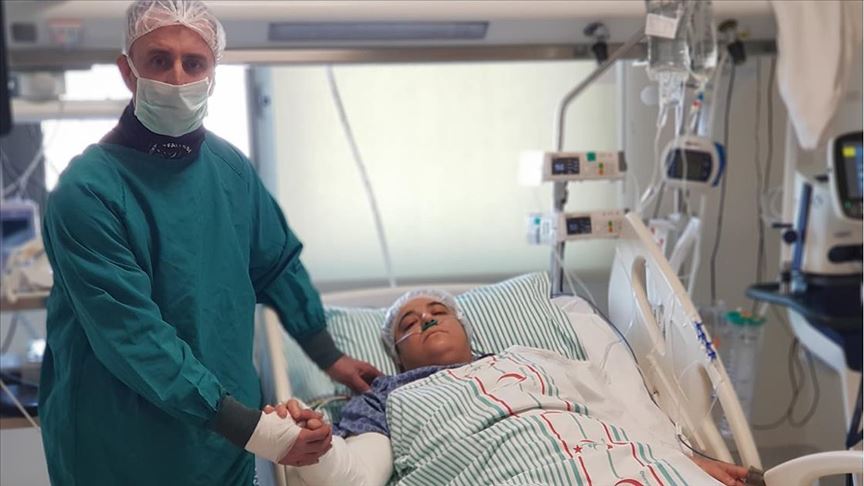 İtfaiye erinden enkazdan kurtardığı depremzedeye ziyaret