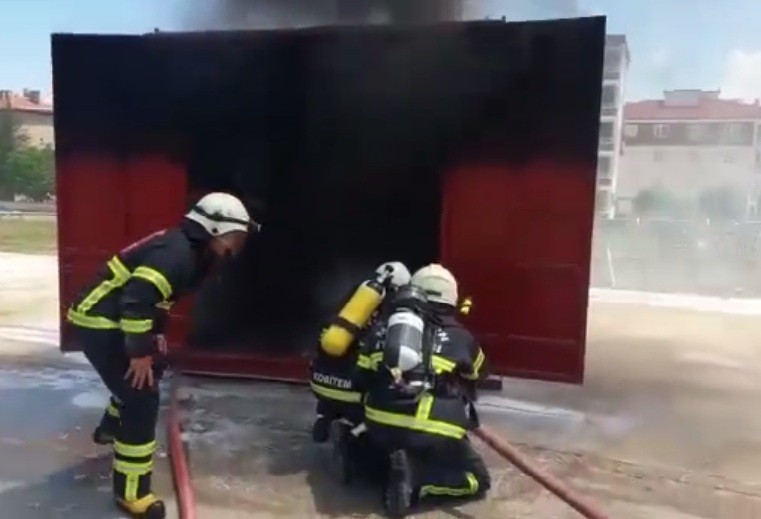 İtfaiye erlerine yangına müdahale eğitimi verildi 