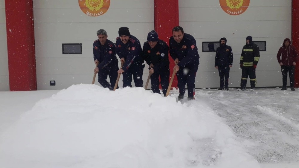 İtfaiye erlerinin karla mücadelesi 