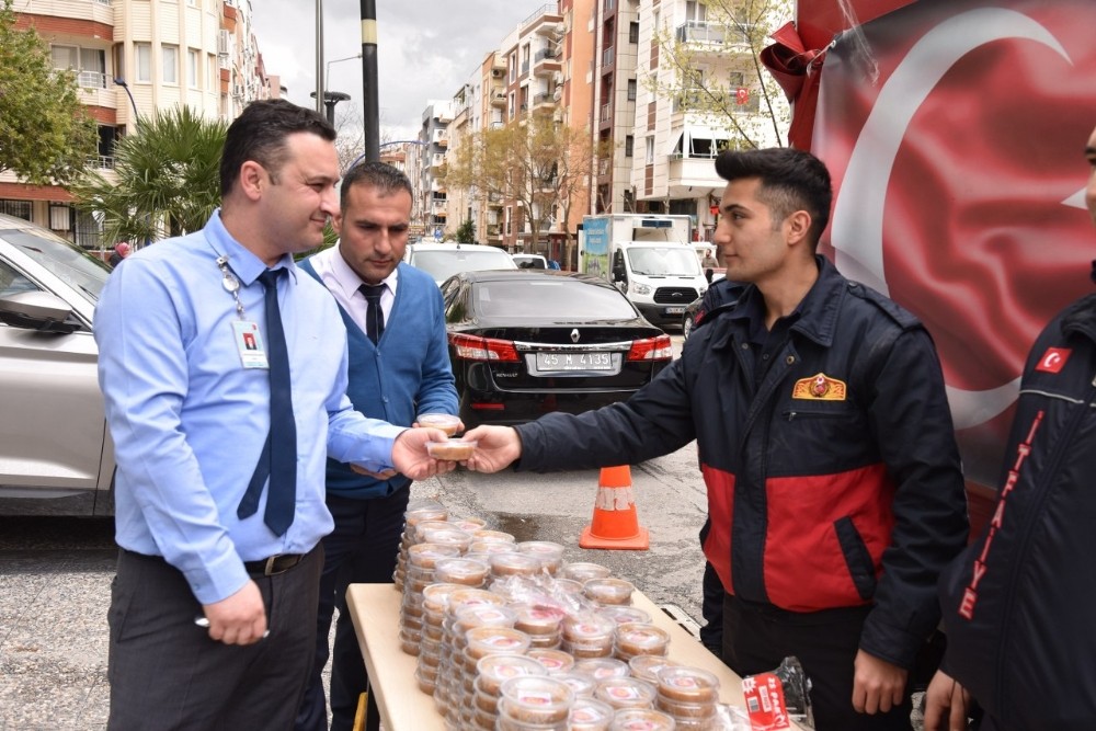 İtfaiye personelinden şehitler için helva hayrı 