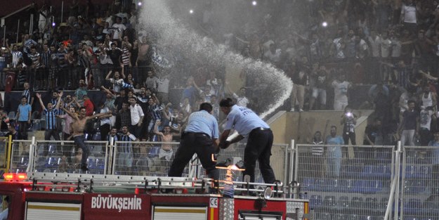 İtfaiye bu sefer yangına değil taraftara su sıktı