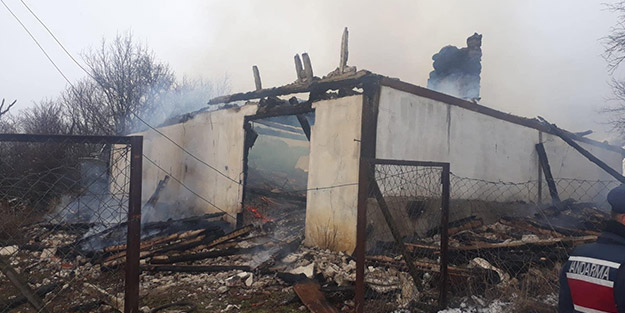 İtfaiye ve arazözler sevk edildi! İki katlı ev kül oldu