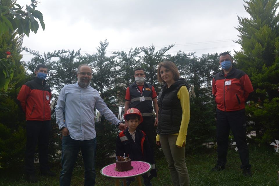 İtfaiyeci olmak isteyen çocuğa, itfaiye ekiplerinden anlamlı sürpriz 