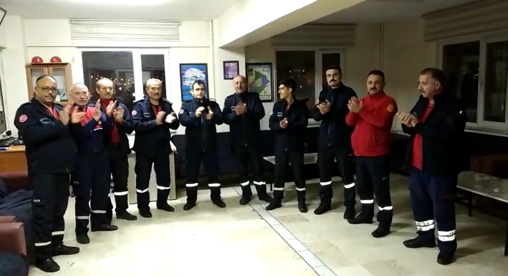 İtfaiyecilerden sağlık çalışanlarına moral alkışı 