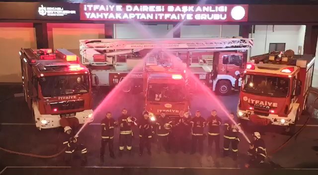 İtfaiyecilerden sağlık çalışanlarına sirenli destek 