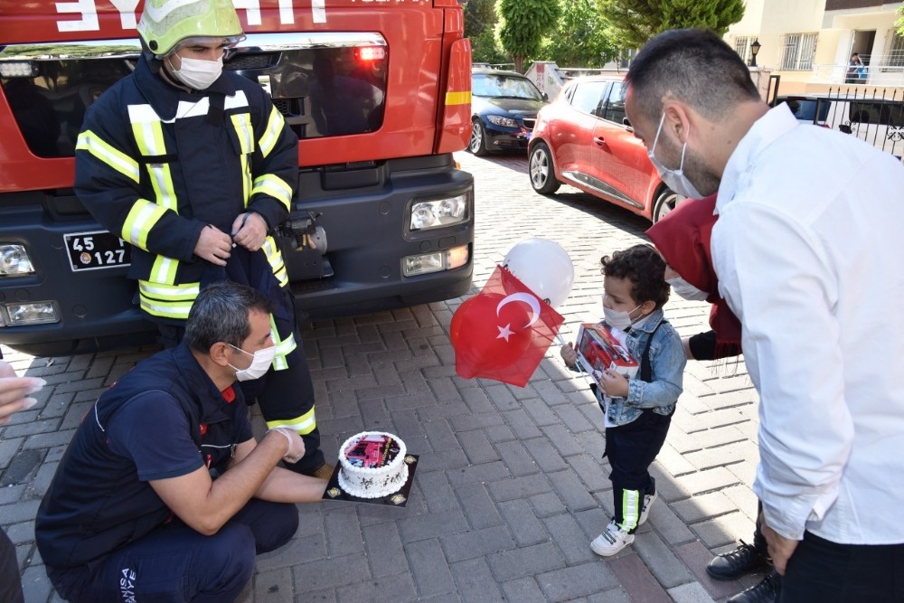 İtfaiyecileri çok seven minik Batuhan’a sürpriz doğum günü 