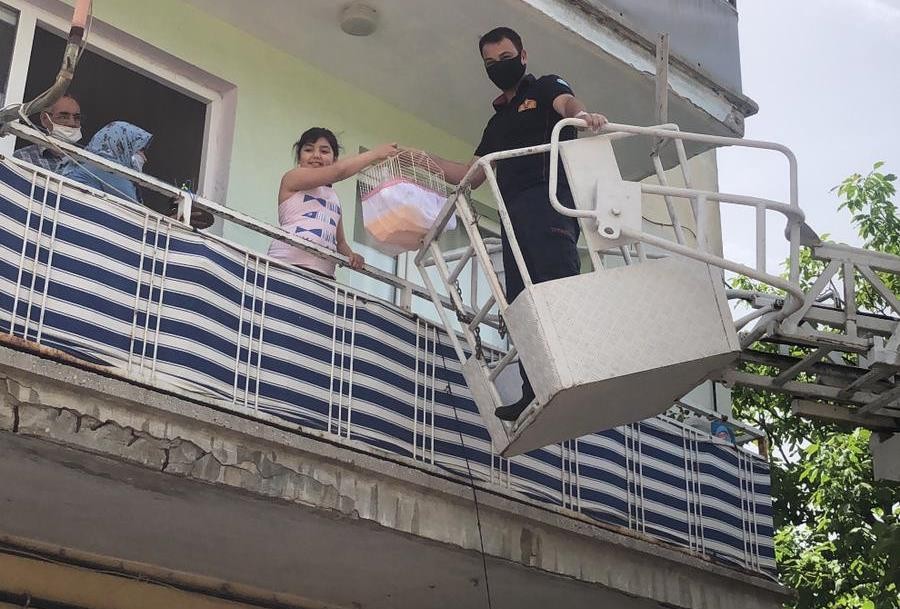 İtfaiyeden yangın merdivenli doğum günü sürprizi 