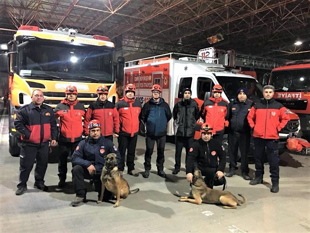 İtfaiyenin arama köpekleri hayat kurtarıyor 