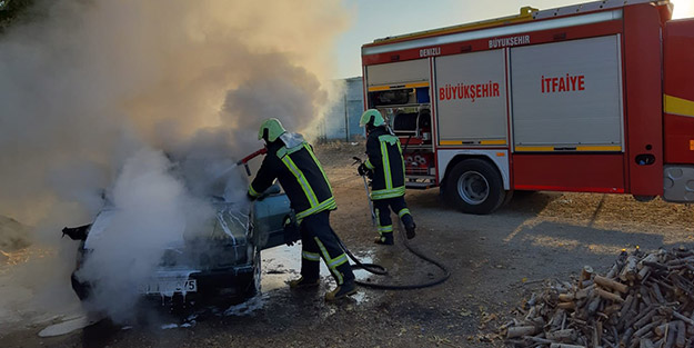 İtfaiyenin müdahalesi yetmedi, araç kullanılamaz hale geldi