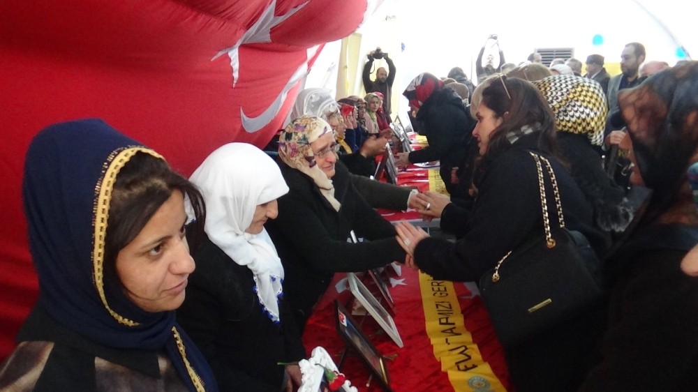 İTO üyeleri eşleri ile birlikte evlat nöbeti tutan aileleri ziyaret etti 
