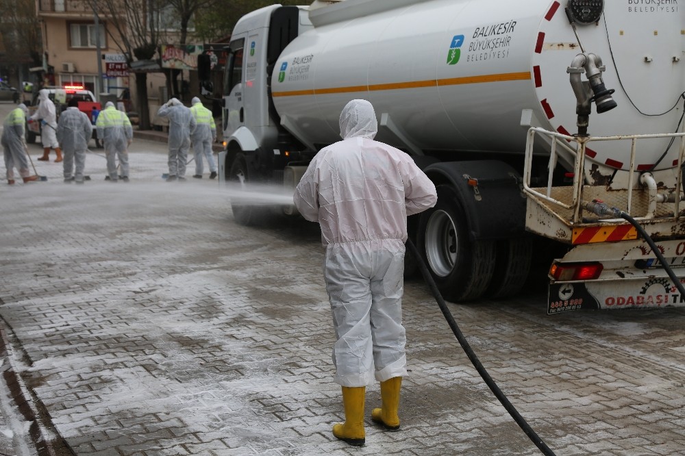 İvrindi’de caddeler köpüklü ve fırça ile yıkandı 