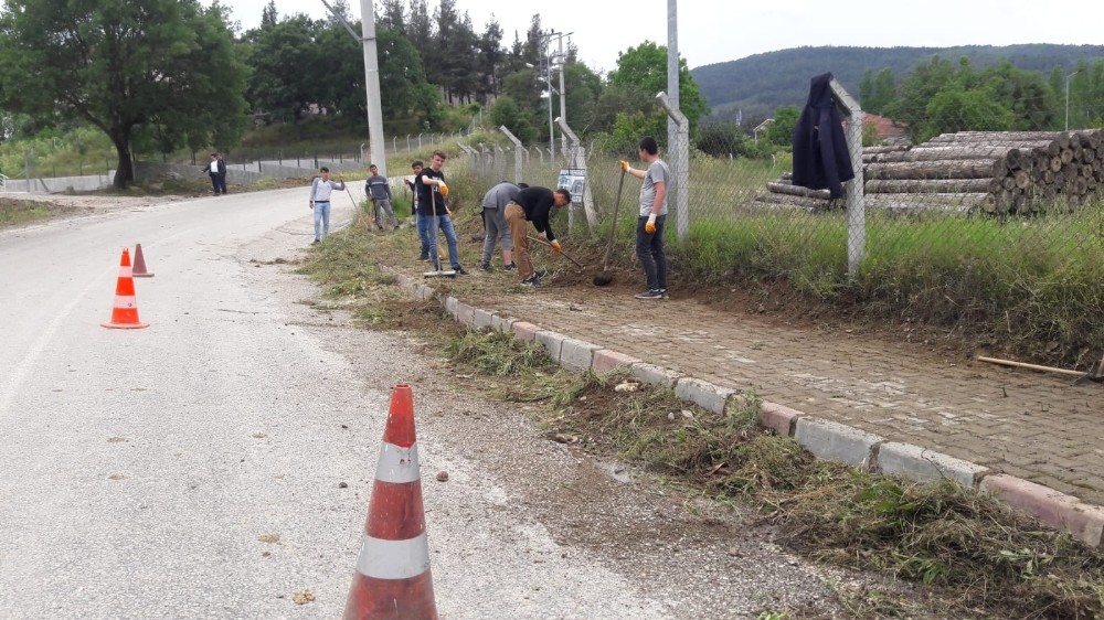 İvrindili gençler belediye işçilerine yardım etti 