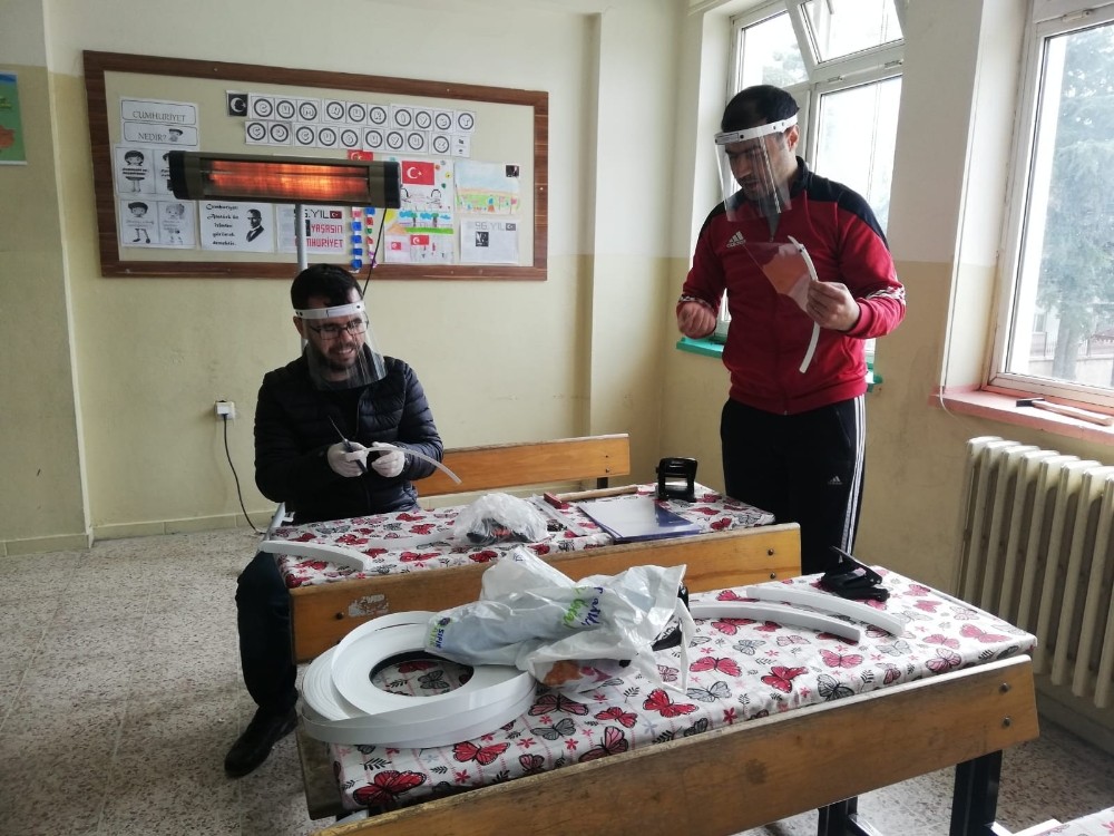 İvrindili öğretmenler maske üretimine başladı 