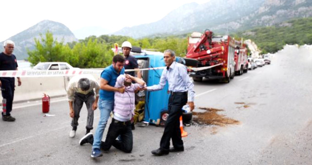 İYİ Parti seçim minibüsü kaza yaptı: 1 ölü, 6 yaralı