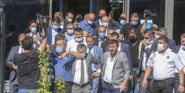 'Liste dışı' partililer genel merkezi bastı