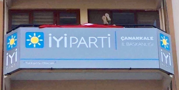 İYİ Parti'den Türk bayrağına büyük saygısızlık