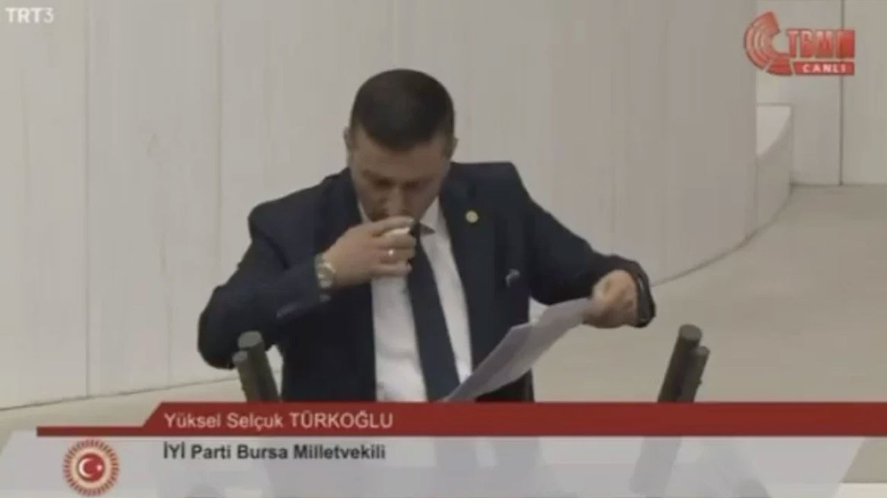 İYİ Partili isim Meclis'te insanların gözüne soka soka su içti