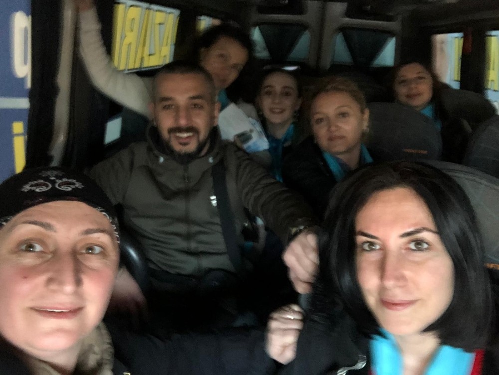 İYİ Partili kadınlar Adapazarı’nda kapı kapı dolaşıyor 