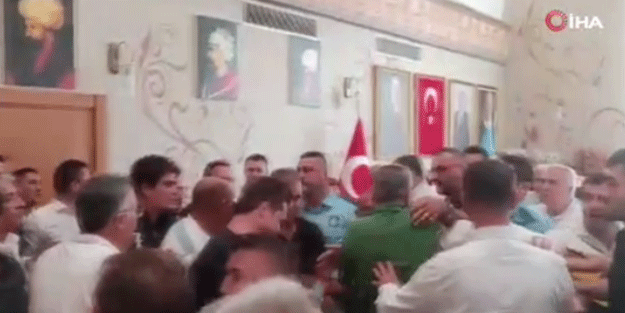 İYİ Partililer 27 kişiyle belediye başkanının makam odasını bastı!