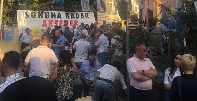 İYİ Partililer Meral Akşener'in evinin önünde nöbet tutuyorlar