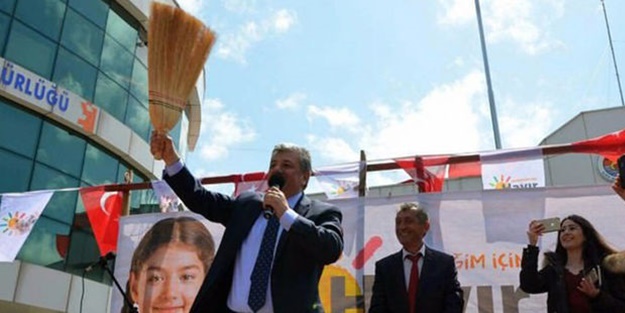 CHP iyice şaşırdı! Balbay'dan süpürgeli referandum çalışması