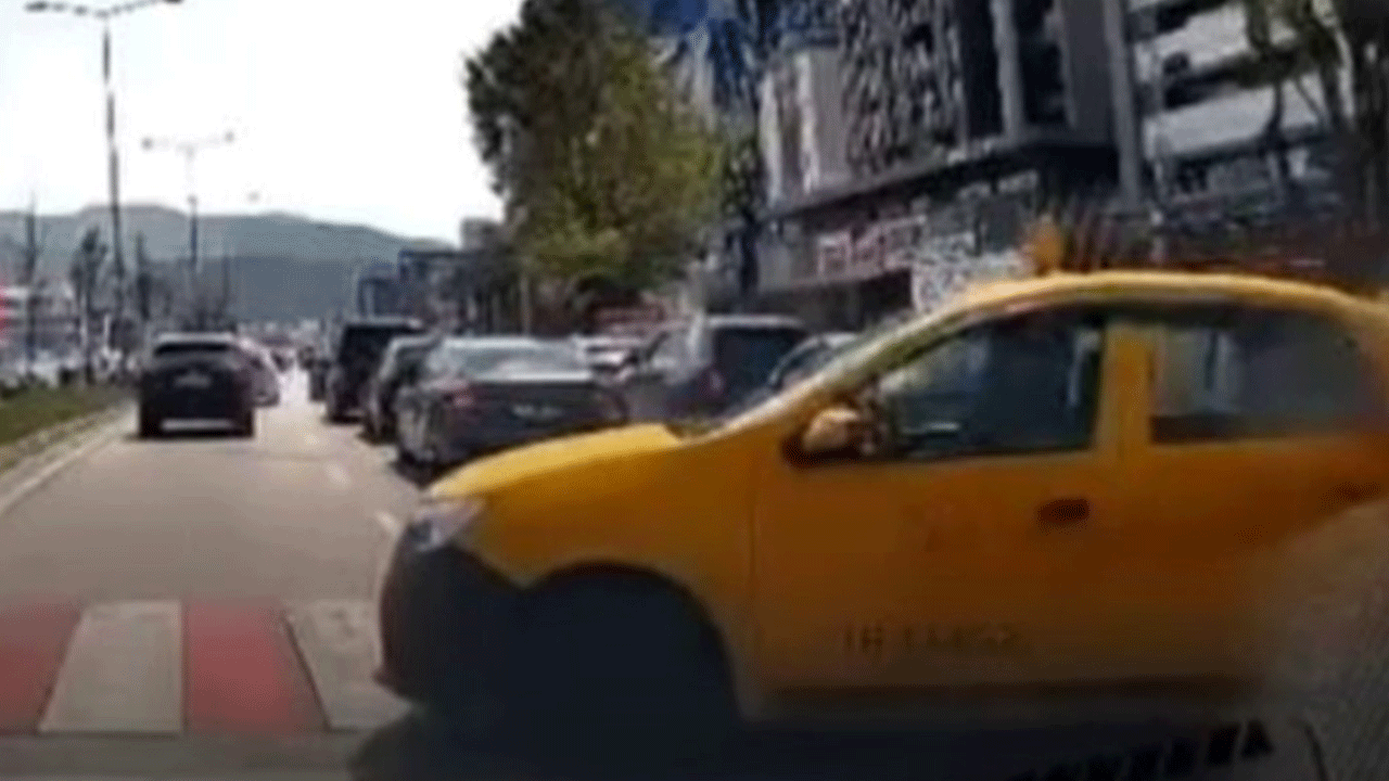 İyice zıvanadan çıktılar: Yolu uzatmamak için yaya geçidini kullandı!