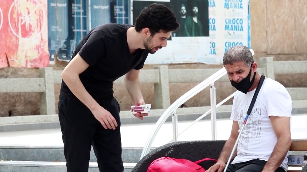 İyilik Akımı başlattılar, mendil satıcılarını sevindirdiler 