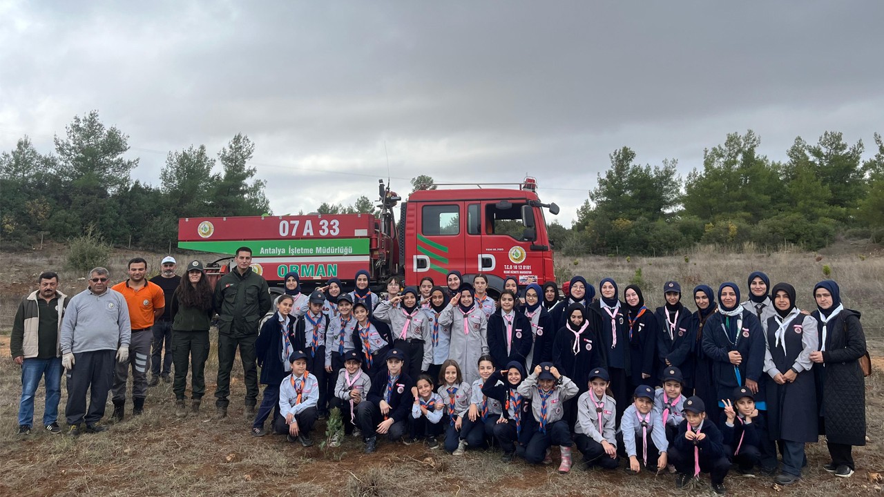 İzciler onlarca fidanı toprakla buluşturdu! Toprağa 150 fidan armağan edildi