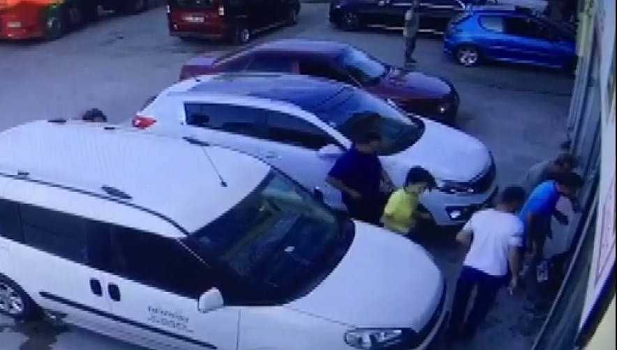 İzinsiz bindiği motosiklet ile yedek parçacının camından içeri böyle girdi 