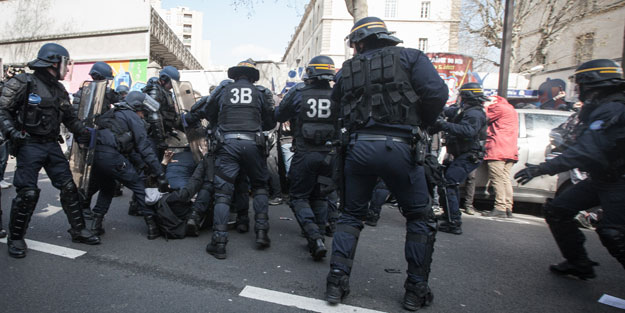 Polis 130 göstericiyi gözaltına aldı
