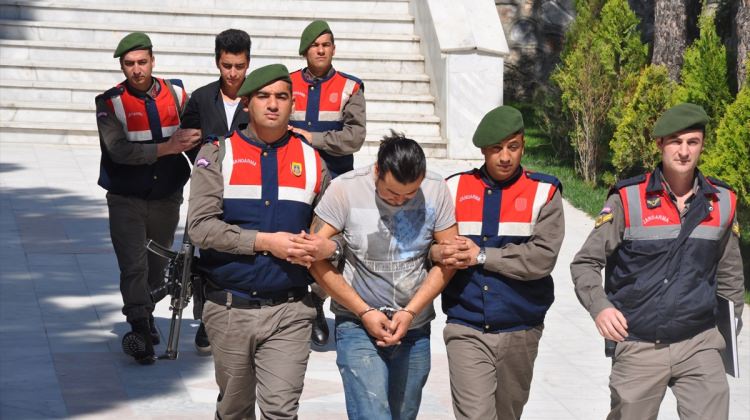 İzinsiz kazı yapanları seçmen kağıdı ele verdi