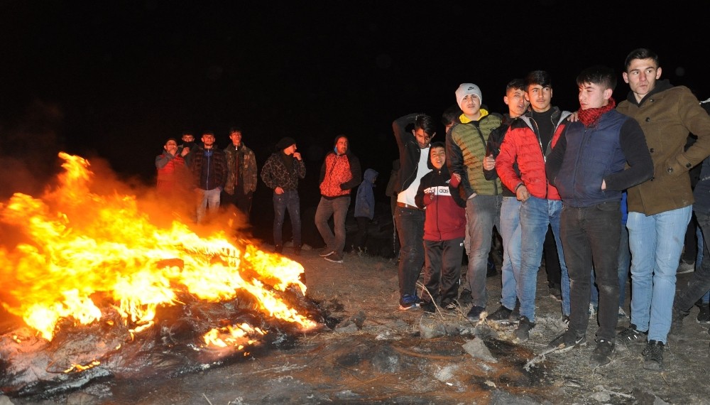 İzinsiz yakılan nevruz ateşini polis söndürdü 