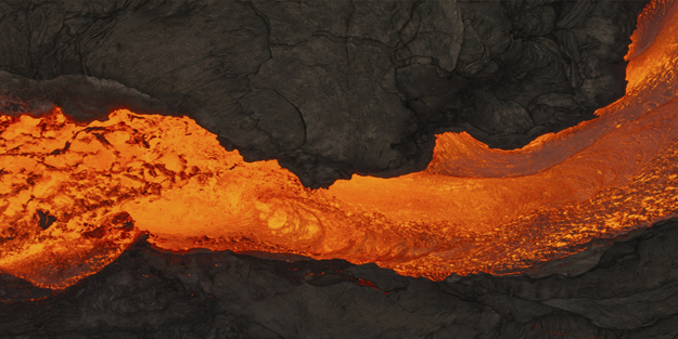 İzlanda'daki volkan lav püskürtmeye devam ediyor!